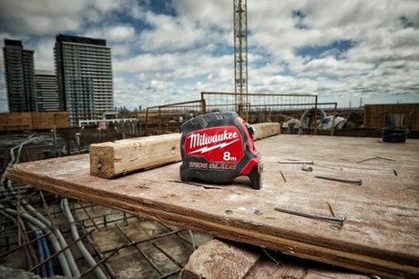 Новинка! Рулетка 8 м /  33 мм Премиум с широким полотном WIDE BLADE MILWAUKEE 4932471816