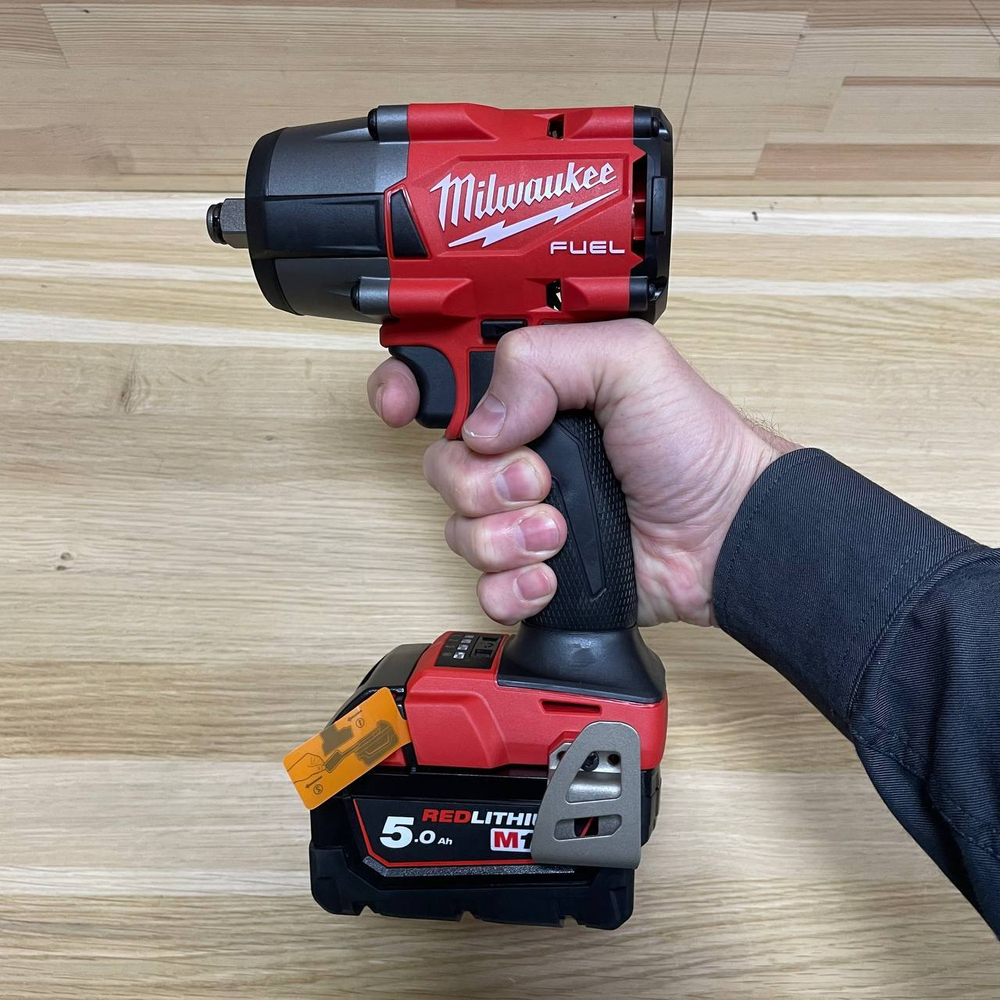 КОМПЛЕКТ! В кейсе M18 FUEL FMTIW2F12-502X: Аккумуляторный импульсный гайковерт FMTIW2F12-0 плюс 2 аккумулятора B5 5.0 А плюс зарядное устройство M12-18 FC MILWAUKEE 4933478450