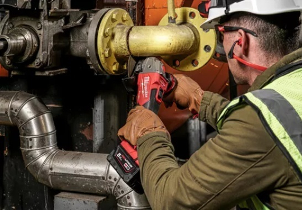ХИТ! Комплект M18 FUEL Аккумуляторная углошлифовальная машина УШМ, 2 шт Аккумулятора B5 5 Ач, Зарядное устройство M12 - 18 FC в кейсе MILWAUKEE FSAG125XB-502X 4933478430