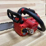 КОМПЛЕКТ M18 FUEL FTHCHS35-802: Аккумуляторная Цепная пила с верхней рукояткой 35 см FTHCHS35-0 с двумя Аккумуляторами HB8 8.0 Ач, Быстрозарядным устройством M12-18 FC Milwaukee 4933479589