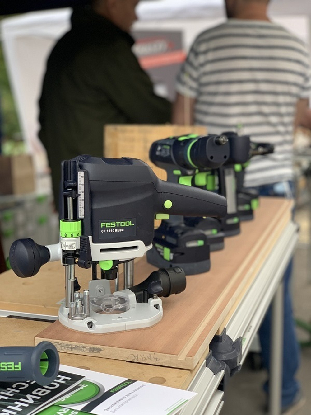 СУПЕР ХИТ! Комплект OF 1010 REBQ-Plus FESTOOL Вертикальный фрезер OF 1010, боковой упор, устройство для установки на шину - направляющую в систейнере 576919