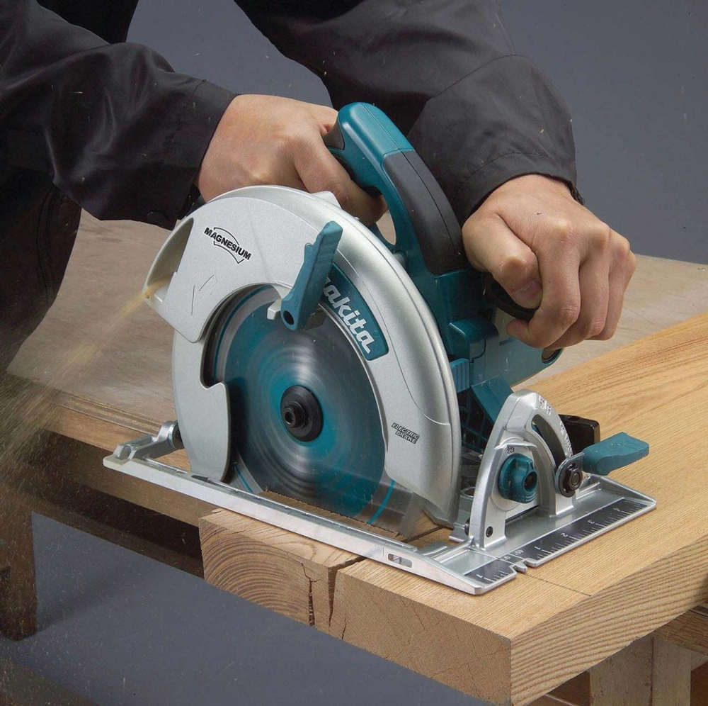 Новинка! Пила дисковая Makita 1,8 кВт, диск 210/30 мм для продольной и поперечной распиловки древесины глубиной до 75,5 мм 5008MG
