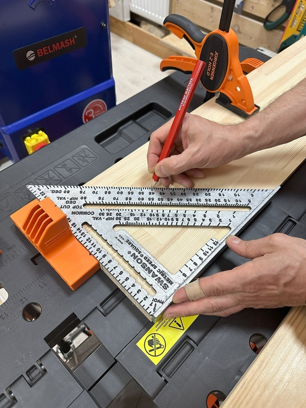 ХИТ! Угольник оригинальный метрический 250 мм для плотника и столяра Metric Speed Square Sw-250 с русской книжкой - инструкцией с Черной разметкой Swanson MT202-BLK