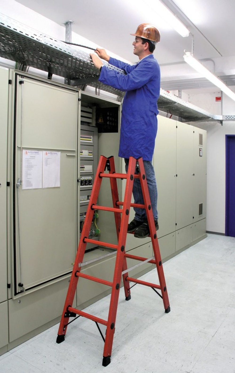 Новинка! Диэлектрическая двухсторонняя стремянка KRAUSE 2 х 6 с боковинами и перекладинами из усиленного стекловолокном пластика 819727