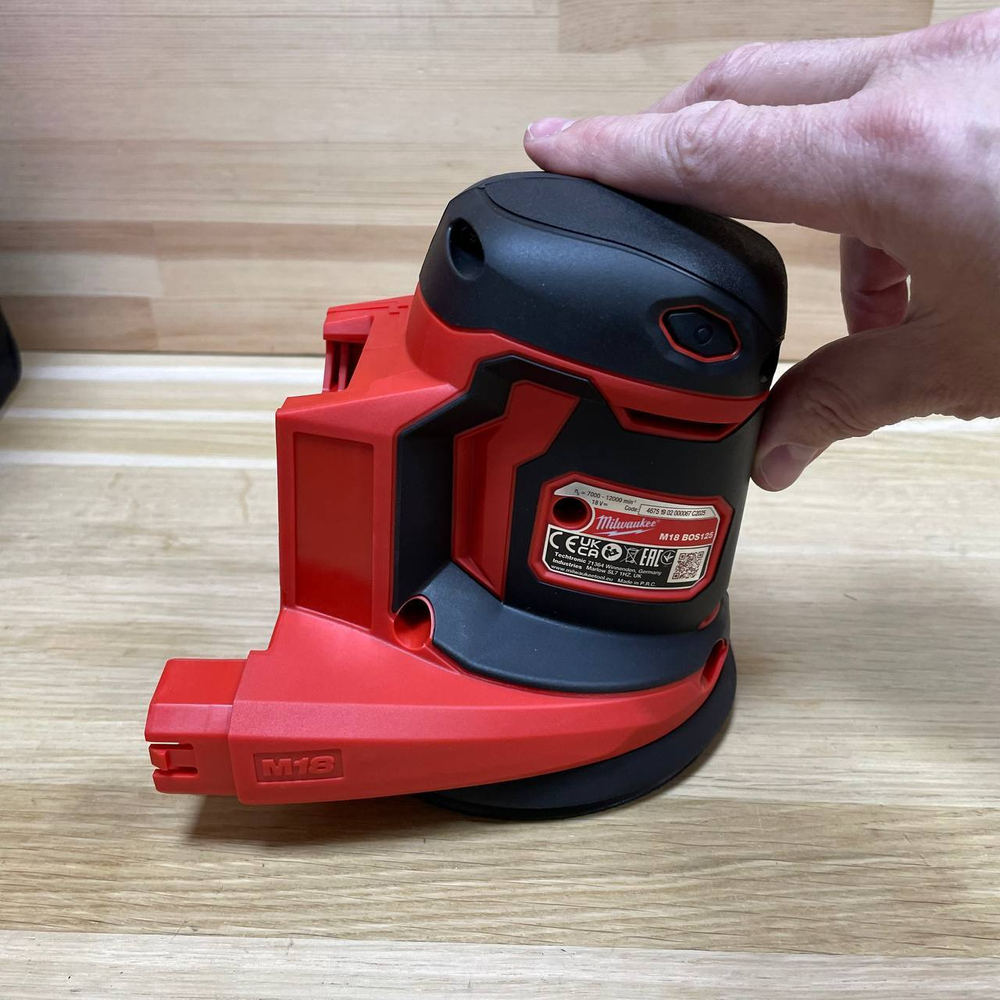 УДОБНЫЙ КОМПЛЕКТ! M18 BOS125-502B Аккумуляторная шлифовальная машина BOS125-0 плюс 2 аккумулятора B5 5.0 Ач и зарядное устройство M12-18 C в сумке MILWAUKEE 4933464229