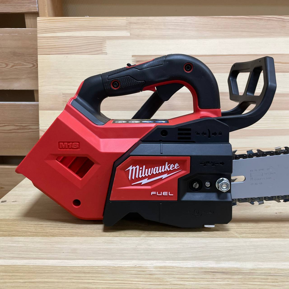 КОМПЛЕКТ M18 FUEL FTHCHS35-802: Аккумуляторная Цепная пила с верхней рукояткой 35 см FTHCHS35-0 с двумя Аккумуляторами HB8 8.0 Ач, Быстрозарядным устройством M12-18 FC Milwaukee 4933479589