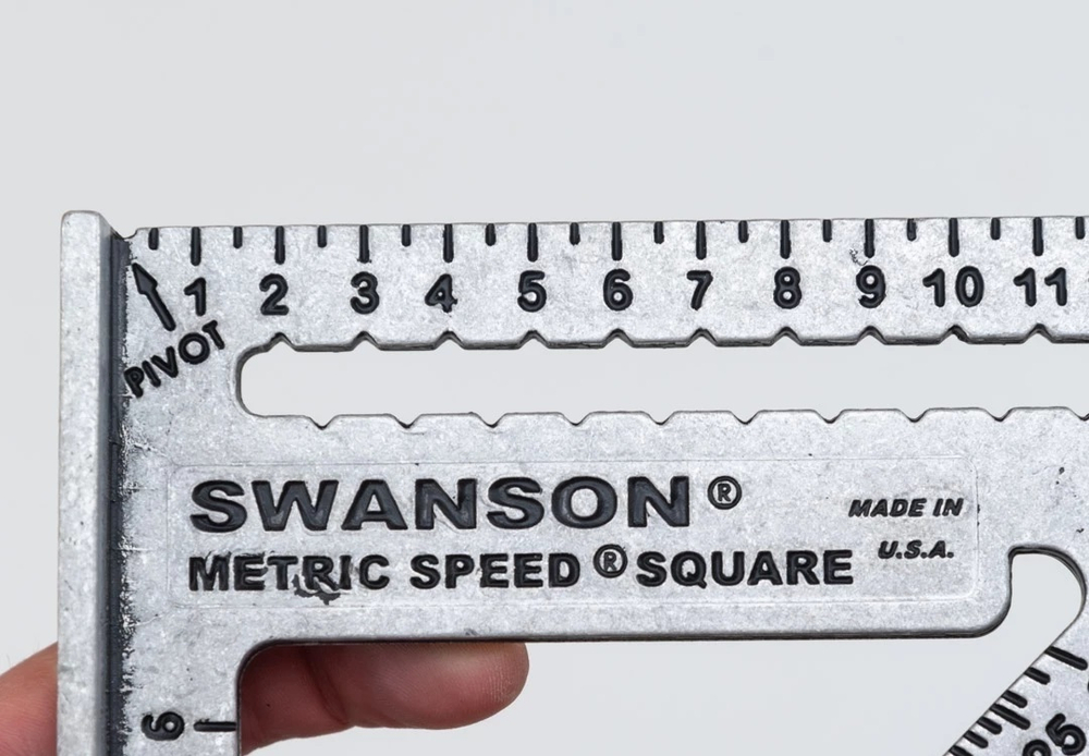 ХИТ! Угольник оригинальный метрический 250 мм для плотника и столяра Metric Speed Square Sw-250 с русской книжкой - инструкцией с Черной разметкой Swanson MT202-BLK