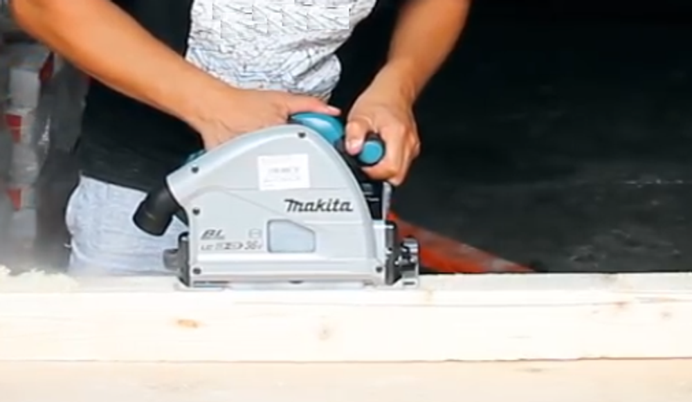 Новинка! Аккумуляторная погружная дисковая пила Makita 18В диск 165 /20 мм, для раскроя листовых материалов из древесины, алюминия, массивных деревянных панелей. для вырезания прямых углублений DSP600Z