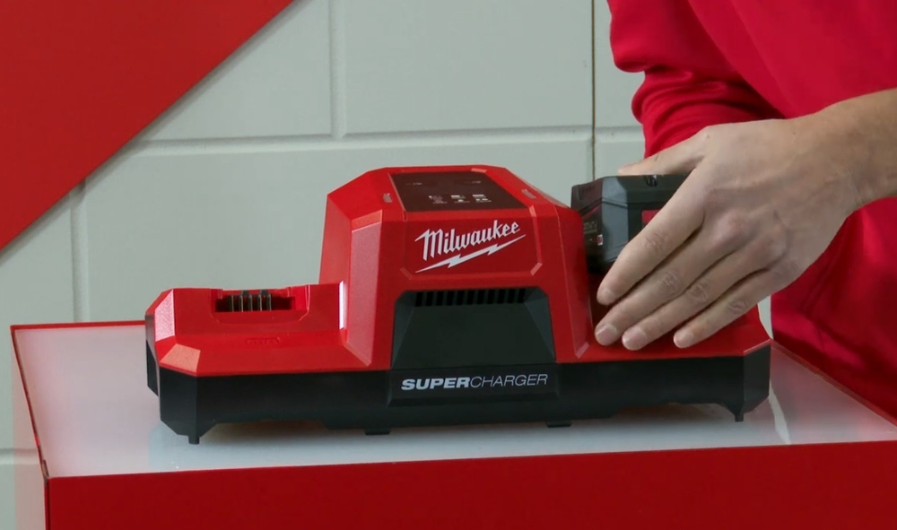 Новинка! Зарядное устройство на 2 порта M18 DBSC MILWAUKEE 4932492531
