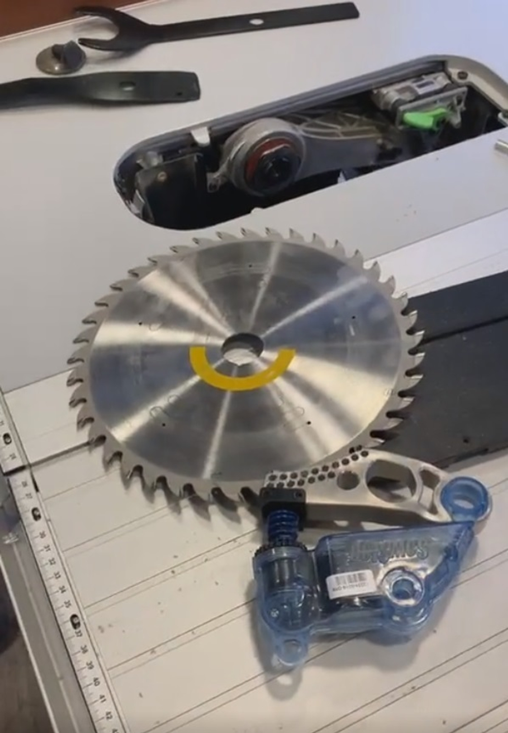 Монтажная дисковая пила 2,2 кВт диск 254 мм FESTOOL TKS 80 EBS-Set с подвижным столом, кожухом, упором 575828
