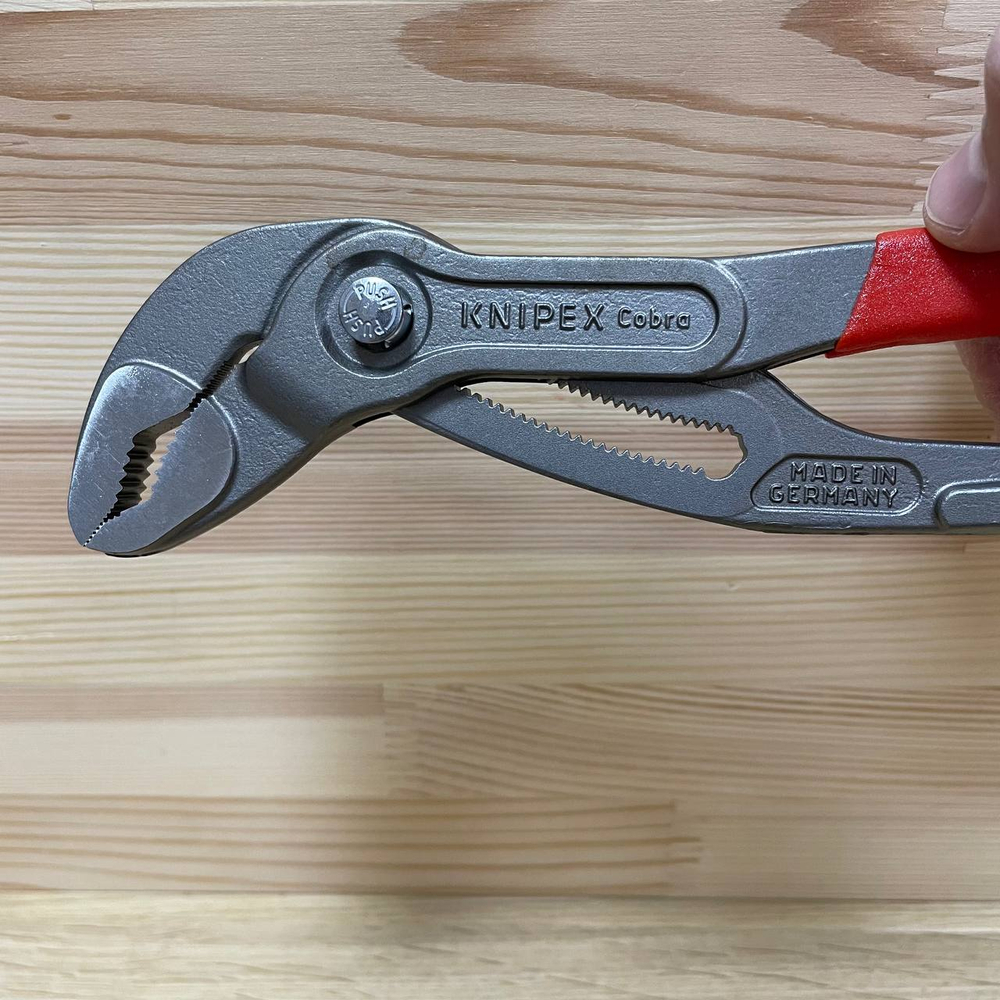 ХИТ! Клещи переставные COBRA 300 мм (Ключ "КОБРА"), зев 70 мм, фосфатированные, обливные ручки, 87 01 300, KNIPEX KN-8701300