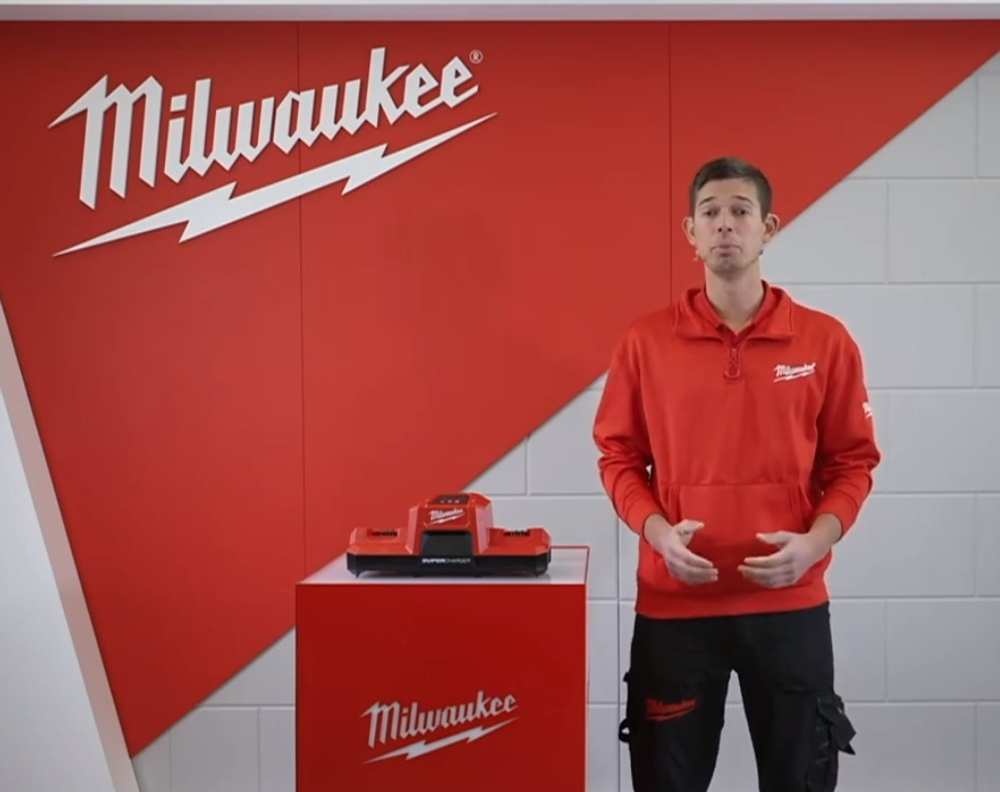 Новинка! Зарядное устройство на 2 порта M18 DBSC MILWAUKEE 4932492531