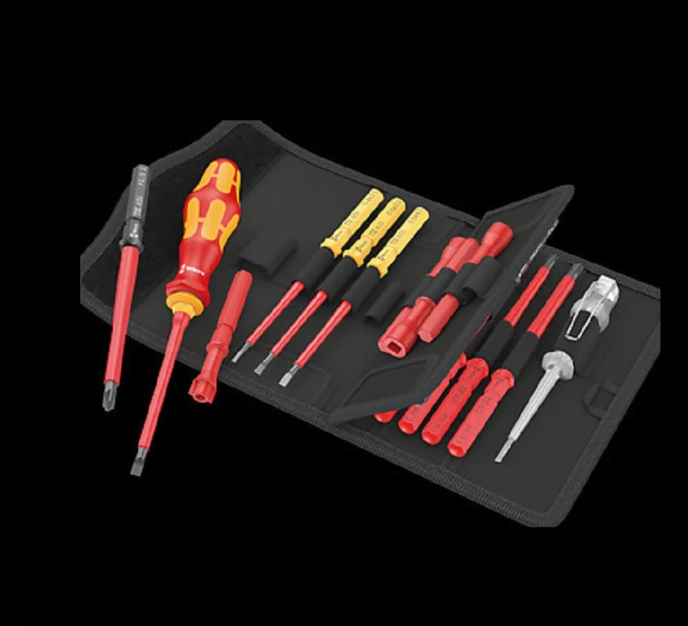 АКЦИЯ 2025! Набор 18 предметов WERA Kraftform Kompakt VDE 18 Universal 1 Tool Finder: Ручка-держатель 817 VDE Kraftform, 12 сменных отвёрток VDE с идентификатором инструментов Take it easy, лазерная гравировка размера, 4 ключа для распределительных шкафов, 1 однополюсный тестер фазного напряжения, в поясной сумке WE-006613