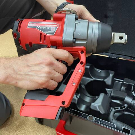 Комплект в кейсе M18 FUEL ONEFHIWF1-802X: Высокомоментный импульсный гайковерт ONEFHIWF1-0 с фиксацией фрикционным кольцом ПЛЮС ДВА Аккумулятора M18 FB8 8.0 Ач FORGE и Быстрое зарядное устройство M12-18 FC Milwaukee 4933499254