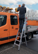 Новинка! Стремянка алюминиевая KRAUSE STABILO 1 x 4 со ступенями R13 из прессованного профиля с противоскользящим профилированием и подъемником платформы с обеих сторон. Рабочая высота 2,95 м, полка и крючок для ведра 136022