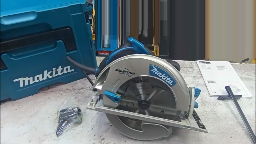 Новинка! Дисковая пила сетевая профессиональная Makita 220В 1,8 кВт Диск 210 / 30 мм, + Параллельный упор, Диск D-29050 в кейсе 5008MGJX2
