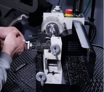 ХИТ! Токарный станок по металлу полупрофессиональный 0,26 кВт 230 В для обработки изделий из стали, древесины, пластика BD-3 Jet 50000080M