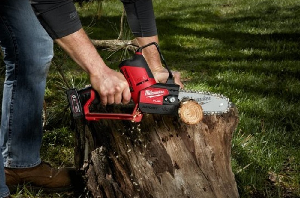 Легкий старт: Аккумуляторная цепная садовая пила Milwaukee M12 FUEL FHS-0 4933472211