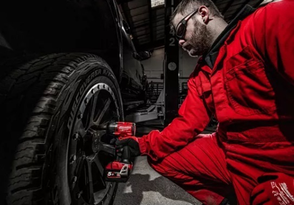 КОМПЛЕКТ! В кейсе M18 FUEL FMTIW2F12-502X: Аккумуляторный импульсный гайковерт FMTIW2F12-0 плюс 2 аккумулятора B5 5.0 А плюс зарядное устройство M12-18 FC MILWAUKEE 4933478450