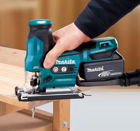 ВЕСНОЙ ВЫГОДНЕЕ ХИТ! Аккумуляторный лобзик Makita LXT BL 18В, 3-ступенчатый маятниковый ход пилки, Т-образная ручка DJV185Z