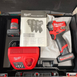 УДОБНЫЙ КОМПЛЕКТ ХИТ! M12 FUEL FCIWF12G3-502X Аккумуляторный гайковерт импульсный плюс 2 аккумулятора M12 HB5 и зарядное устройство C12 C, в кейсе MILWAUKEE 4933493455