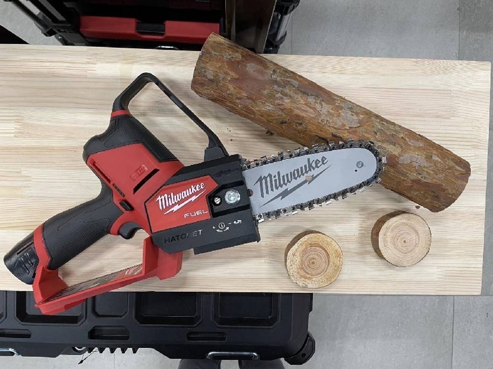 Легкий старт: Аккумуляторная цепная садовая пила Milwaukee M12 FUEL FHS-0 4933472211