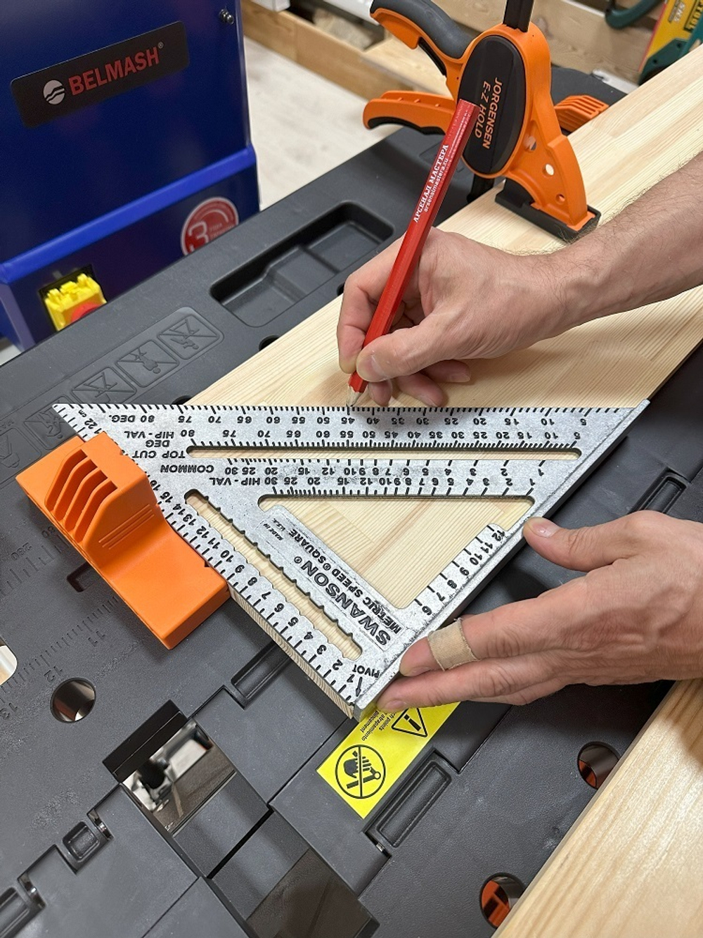 ХИТ! Угольник оригинальный метрический 250 мм для плотника и столяра Metric Speed Square Sw-250 с русской книжкой - инструкцией с Черной разметкой Swanson MT202-BLK