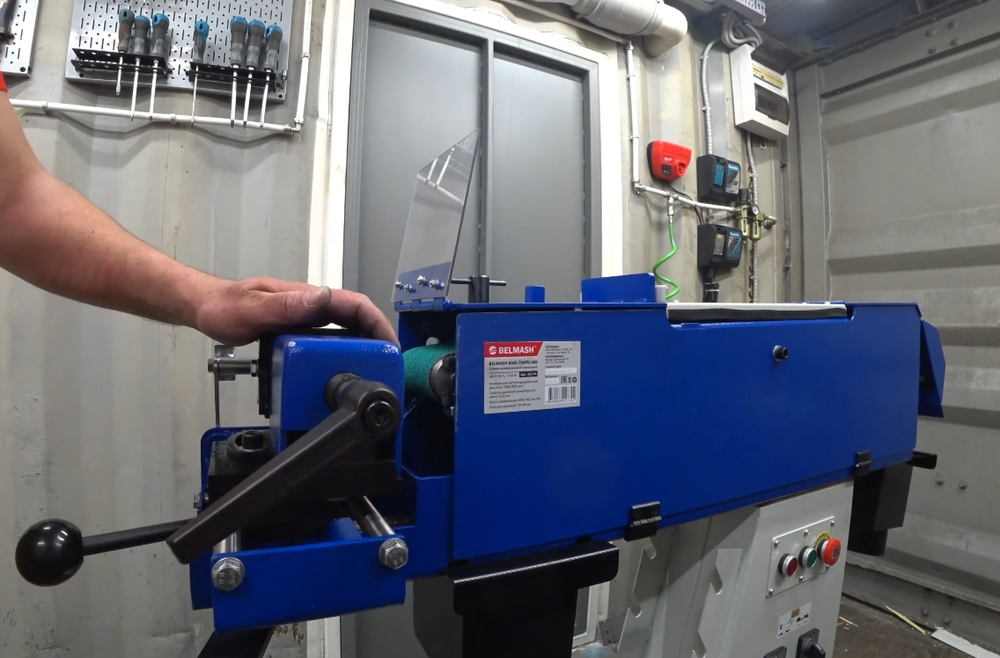 АКЦИЯ ЧЕРНАЯ ПЯТНИЦА! Станок шлифовальный ленточный по металлу BELMASH BSM-794PK/400, 2,5 кВт 380В для шлифования металлических деталей. Шлифовальная лента 2000 х 98,5 мм S321A