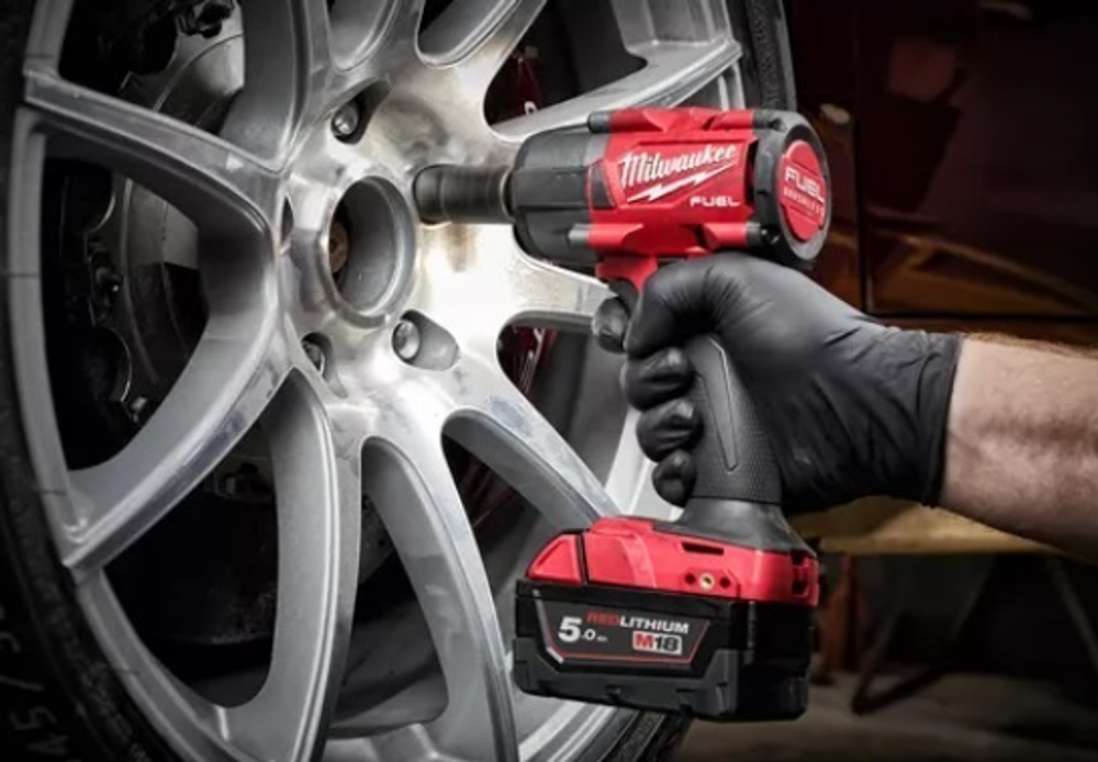 КОМПЛЕКТ! В кейсе M18 FUEL FMTIW2F12-502X: Аккумуляторный импульсный гайковерт FMTIW2F12-0 плюс 2 аккумулятора B5 5.0 А плюс зарядное устройство M12-18 FC MILWAUKEE 4933478450