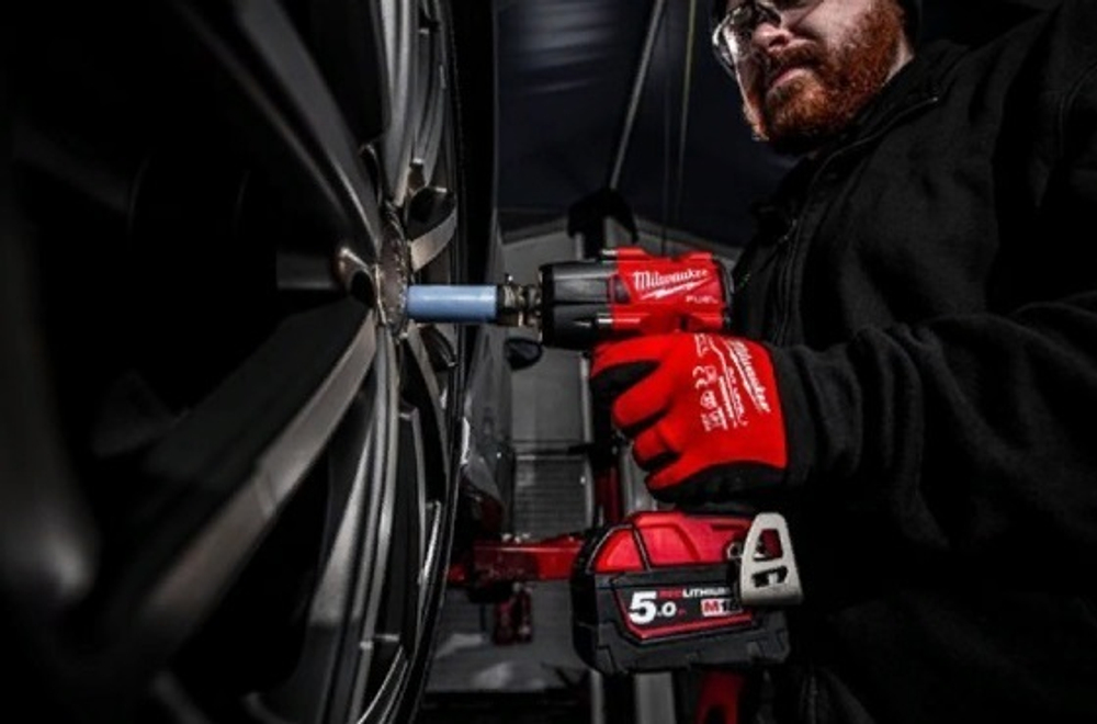 ХИТ КОМПЛЕКТ! В кейсе M18 FUEL FMTIW2P12-502X: Аккумуляторный гайковерт FMTIW2P12-0X плюс 2 Аккумулятора B5 5.0 Ач плюс Быстрозарядное устройство M12-18 FC MILWAUKEE 4933478453
